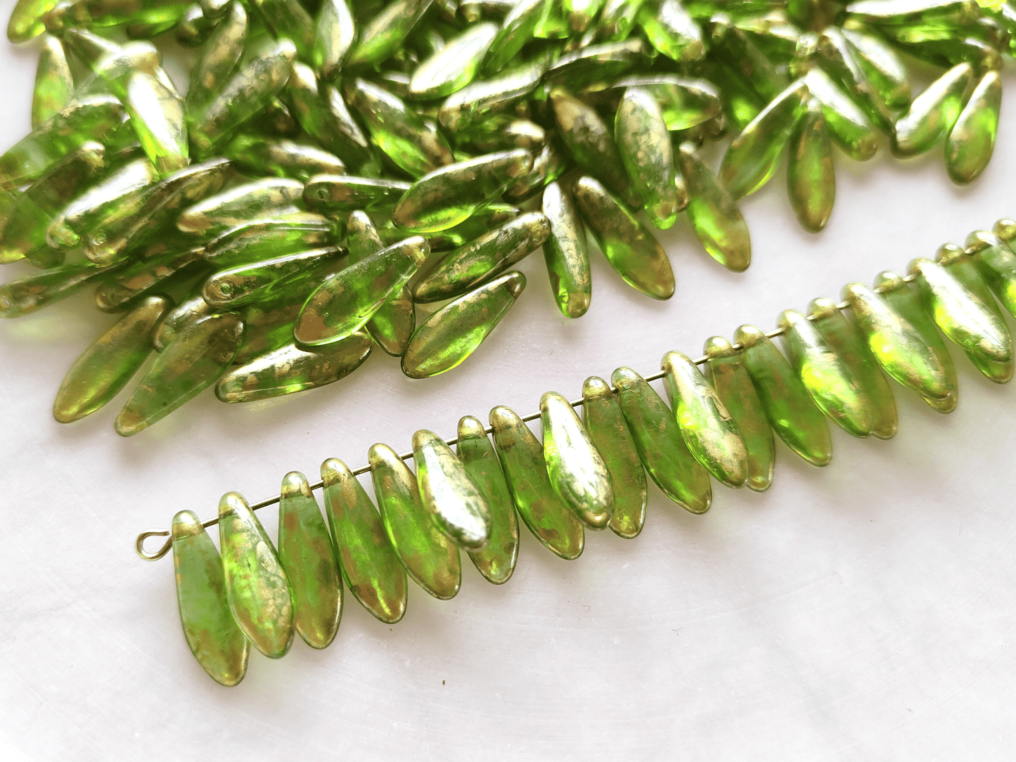 Dagger beads 5x16mm - may green & gold