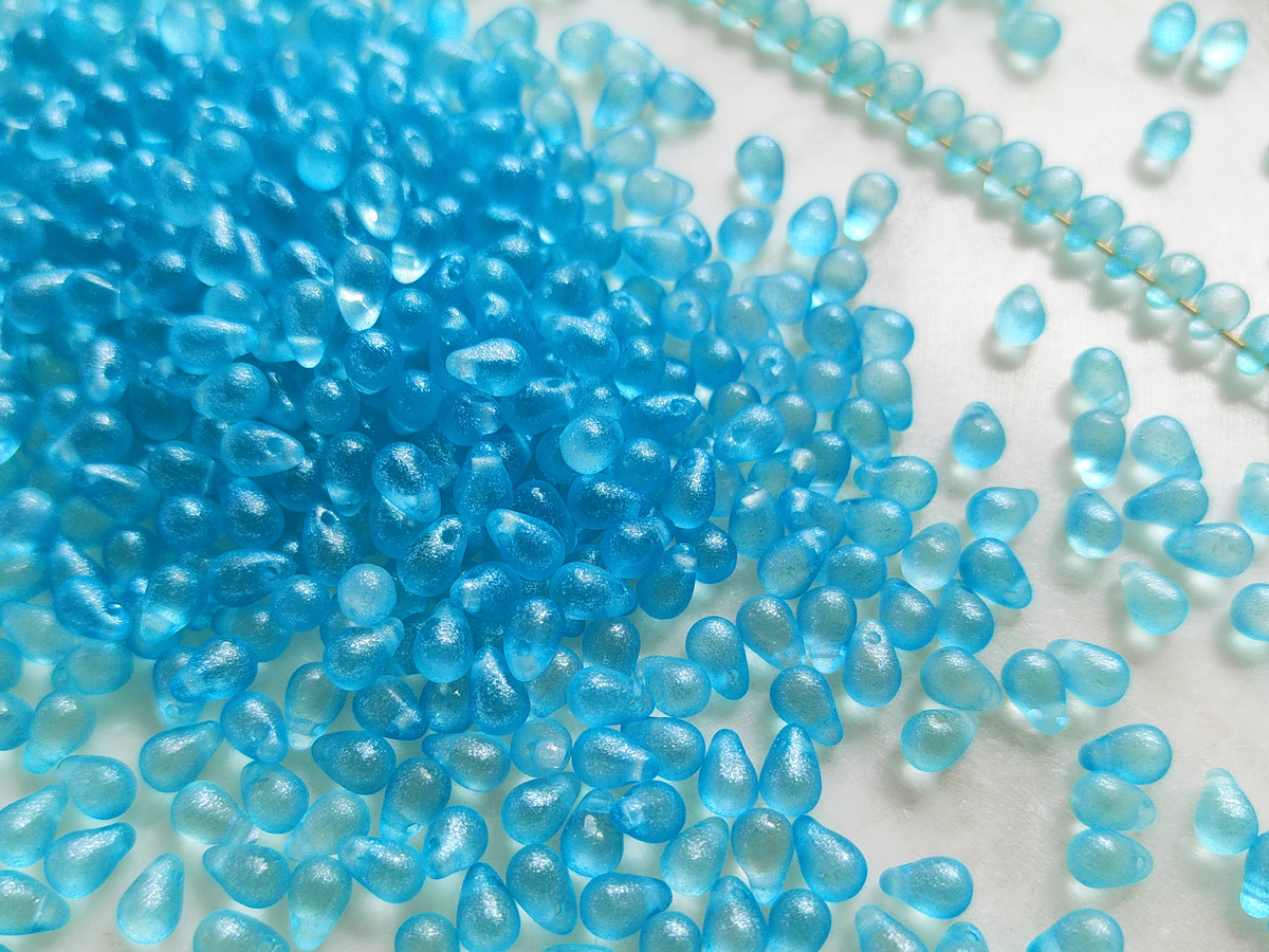 Drop beads 4x6mm - Caribbean blue glitter