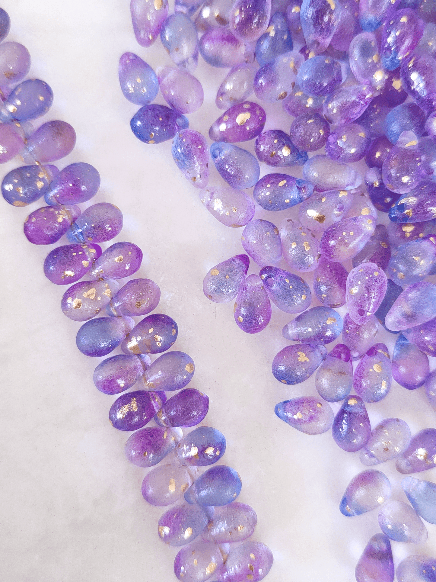 Tropfen 6x9mm - ombre Lila & Blau, Goldsprenkel