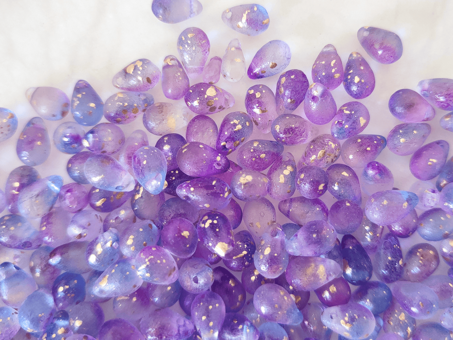 Tropfen 6x9mm - ombre Lila & Blau, Goldsprenkel