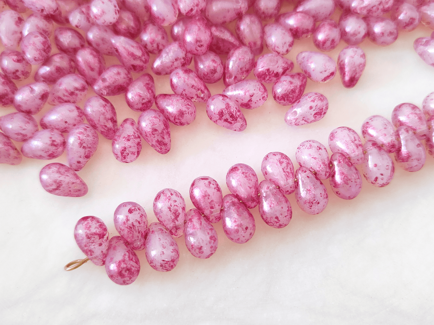 Tropfen 6x9mm - Weiß & Pink gefleckt