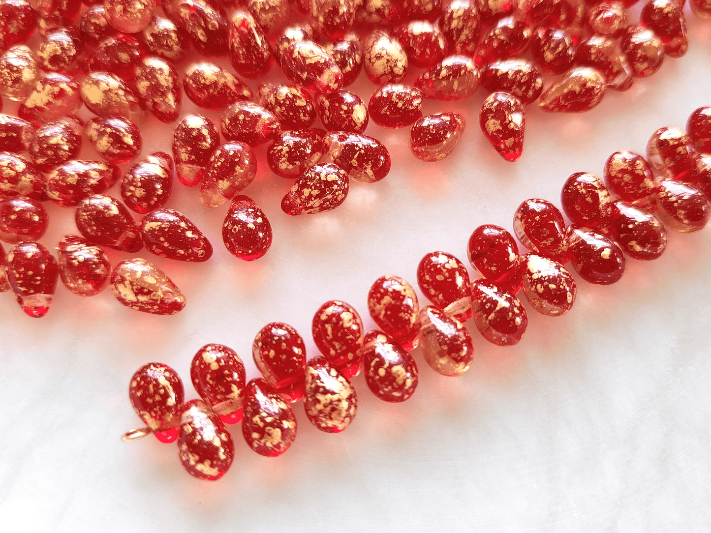 Drop beads 6x9mm - red & golden speckles