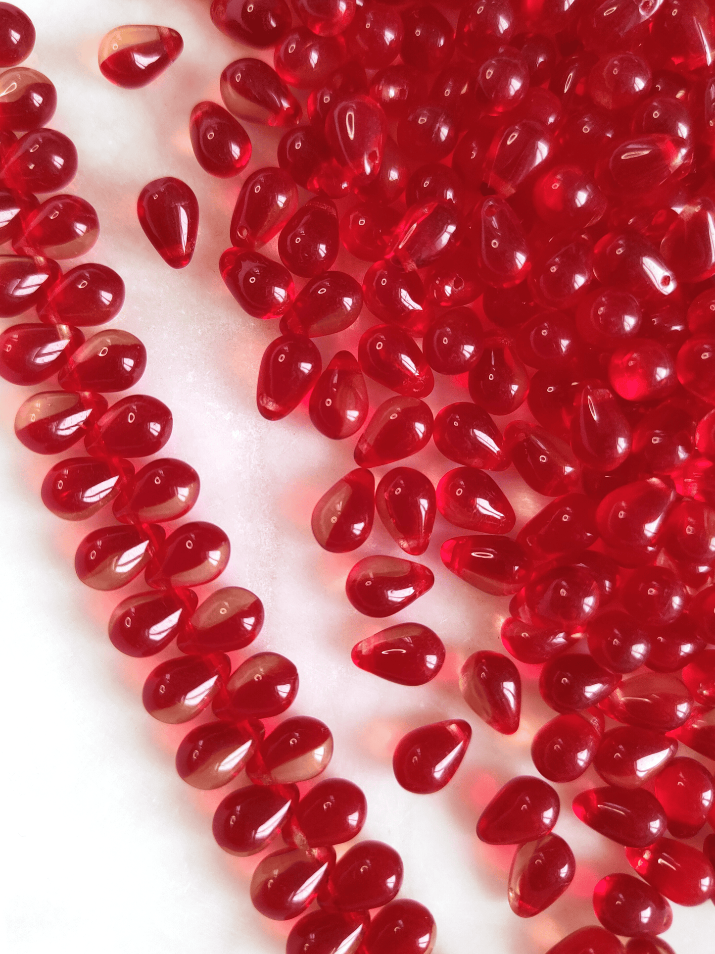 Drop beads 6x9mm - vibrant red & colorless