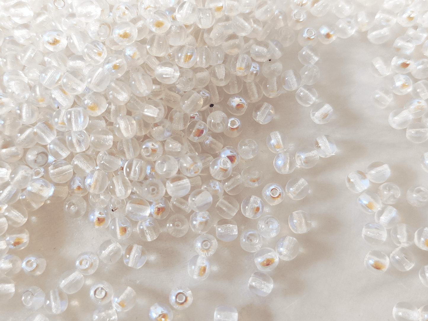 4mm runde Perlen - Farblos Iris