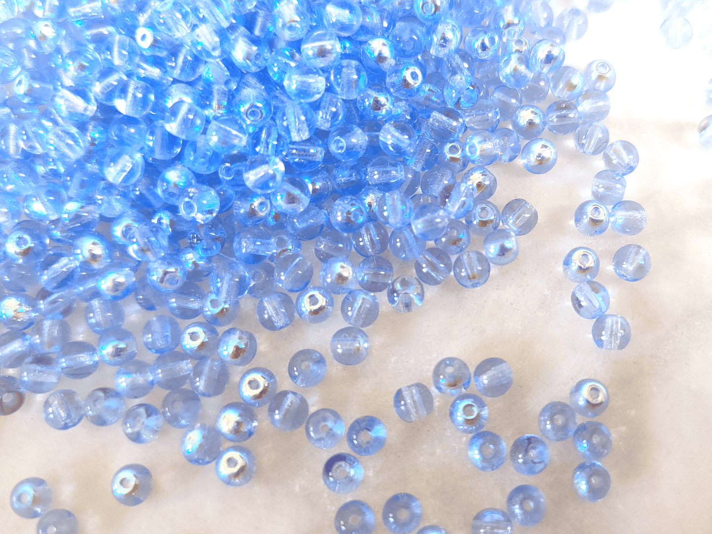 4mm runde Perlen - Himmelblau AB