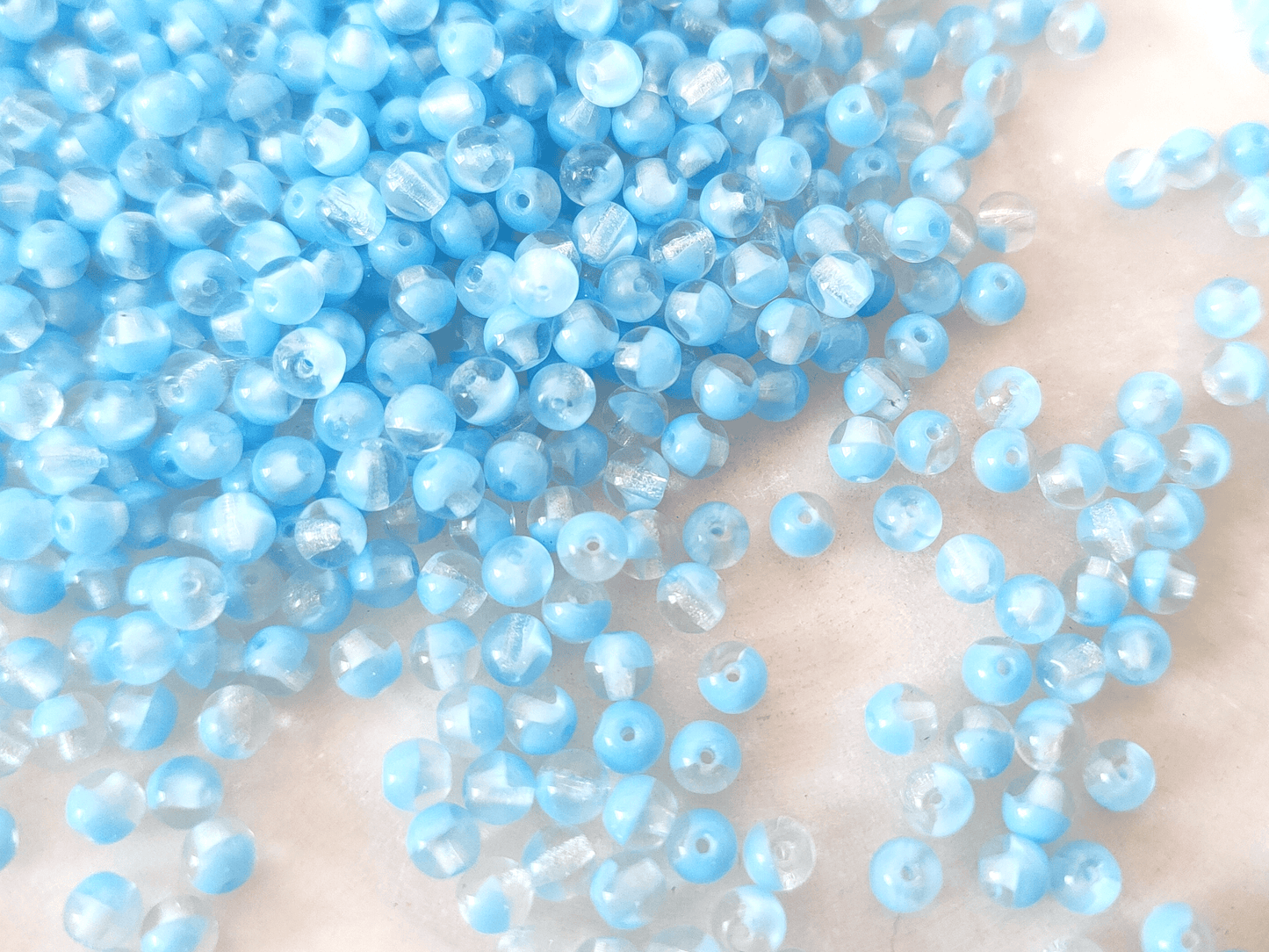 4mm runde Perlen - Farblos & Himmelblau