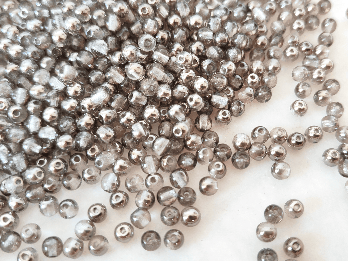 4mm runde Perlen - Farblos & Gunmetal