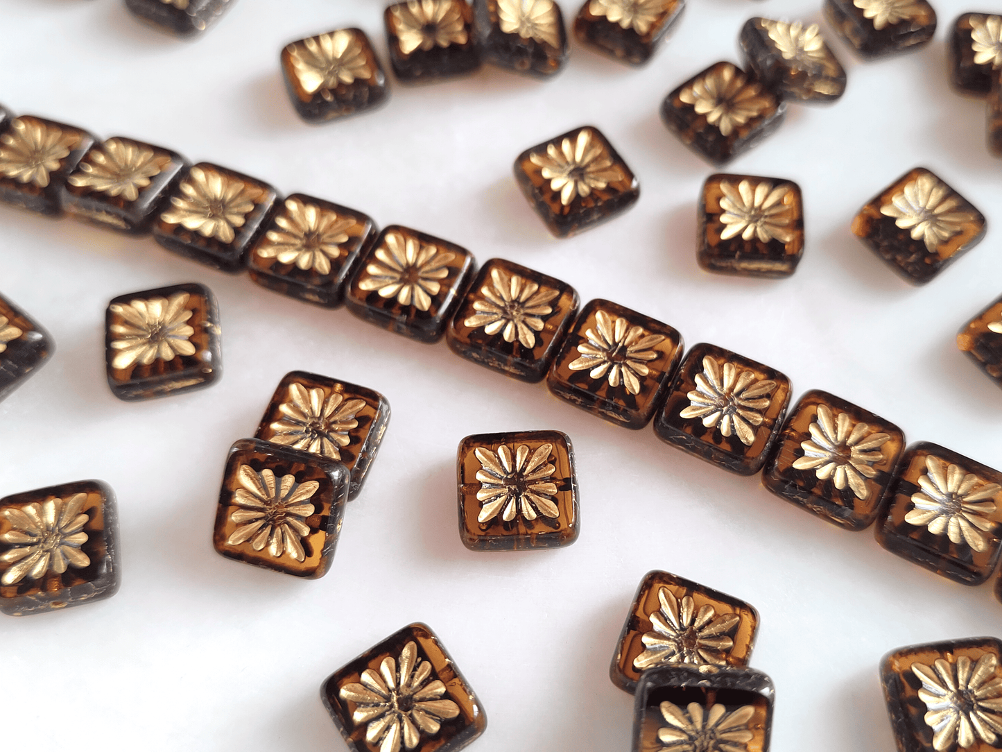 Quadratic kiwi ornament beads 10 mm - brown & gold