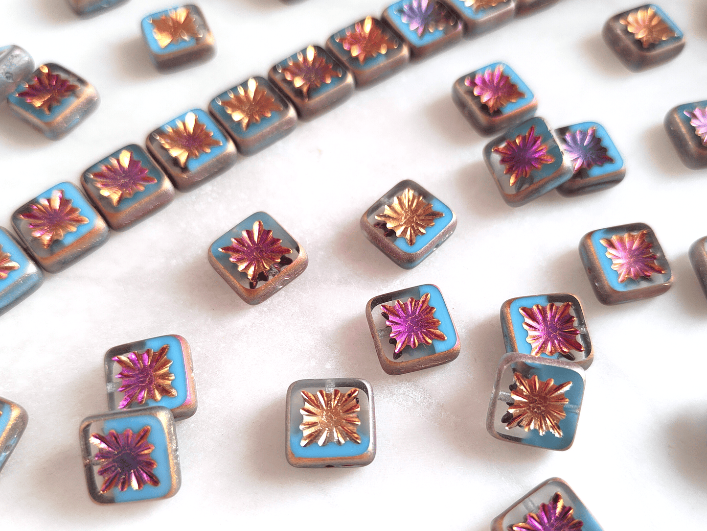 Quadratic kiwi ornament beads 10 mm - light blue Marea