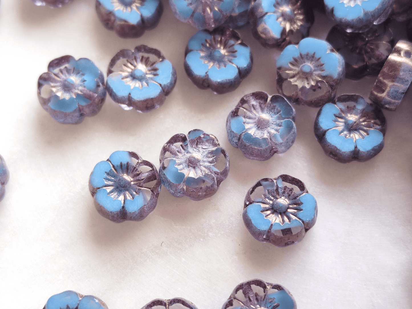 Hawaii flower beads 8mm - colorless & light blue luster