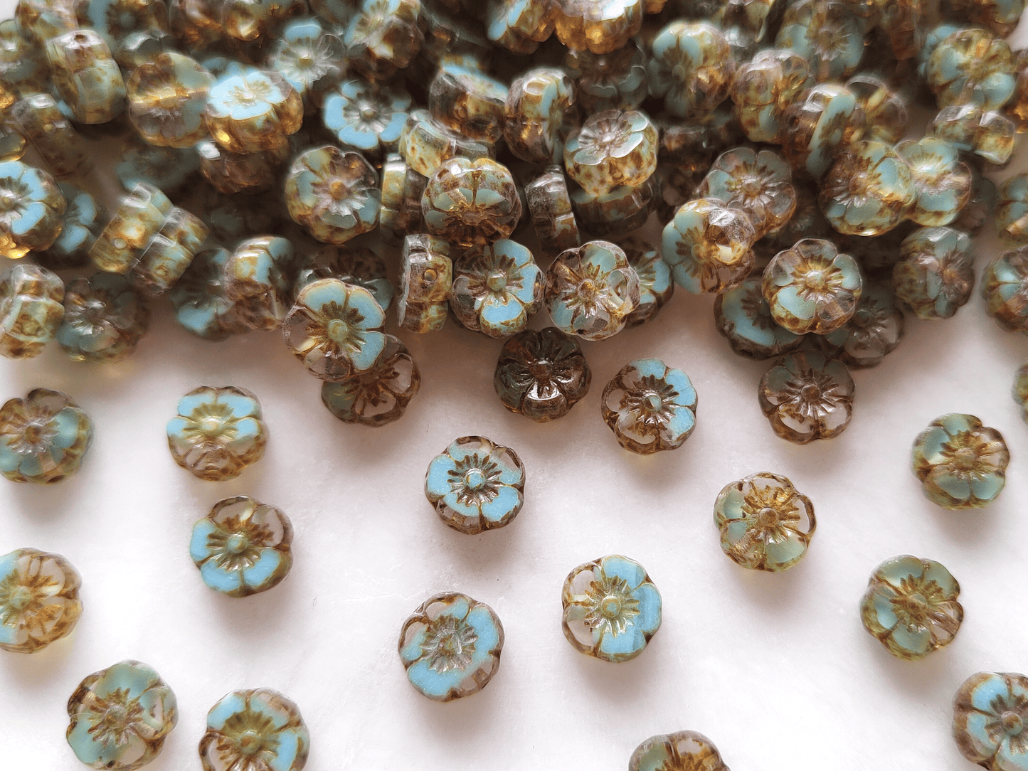 Hawaii flower beads 8mm - colorless & light blue Picasso