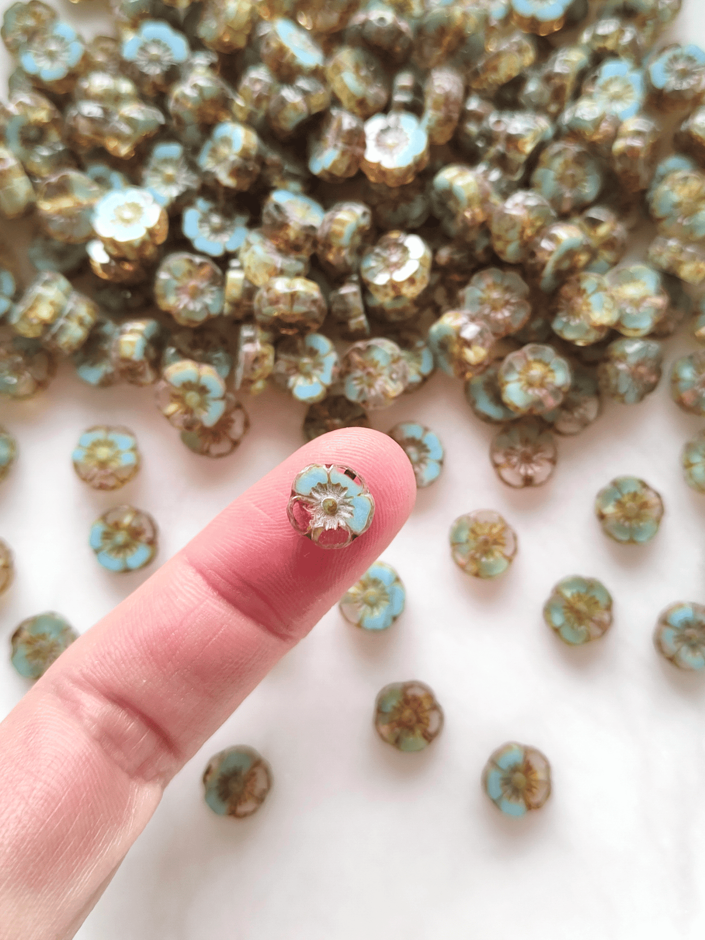 Hawaii flower beads 8mm - colorless & light blue Picasso