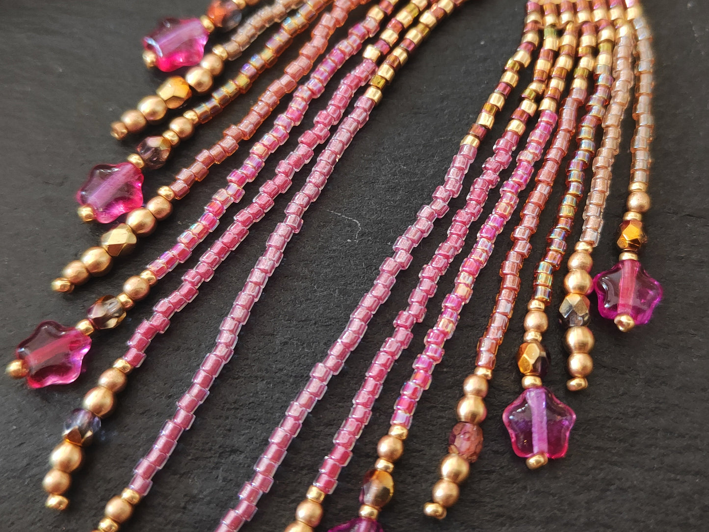 Fransen-Ohrringe "Zerah" mit gespiegelten Design - Pink & Sterne