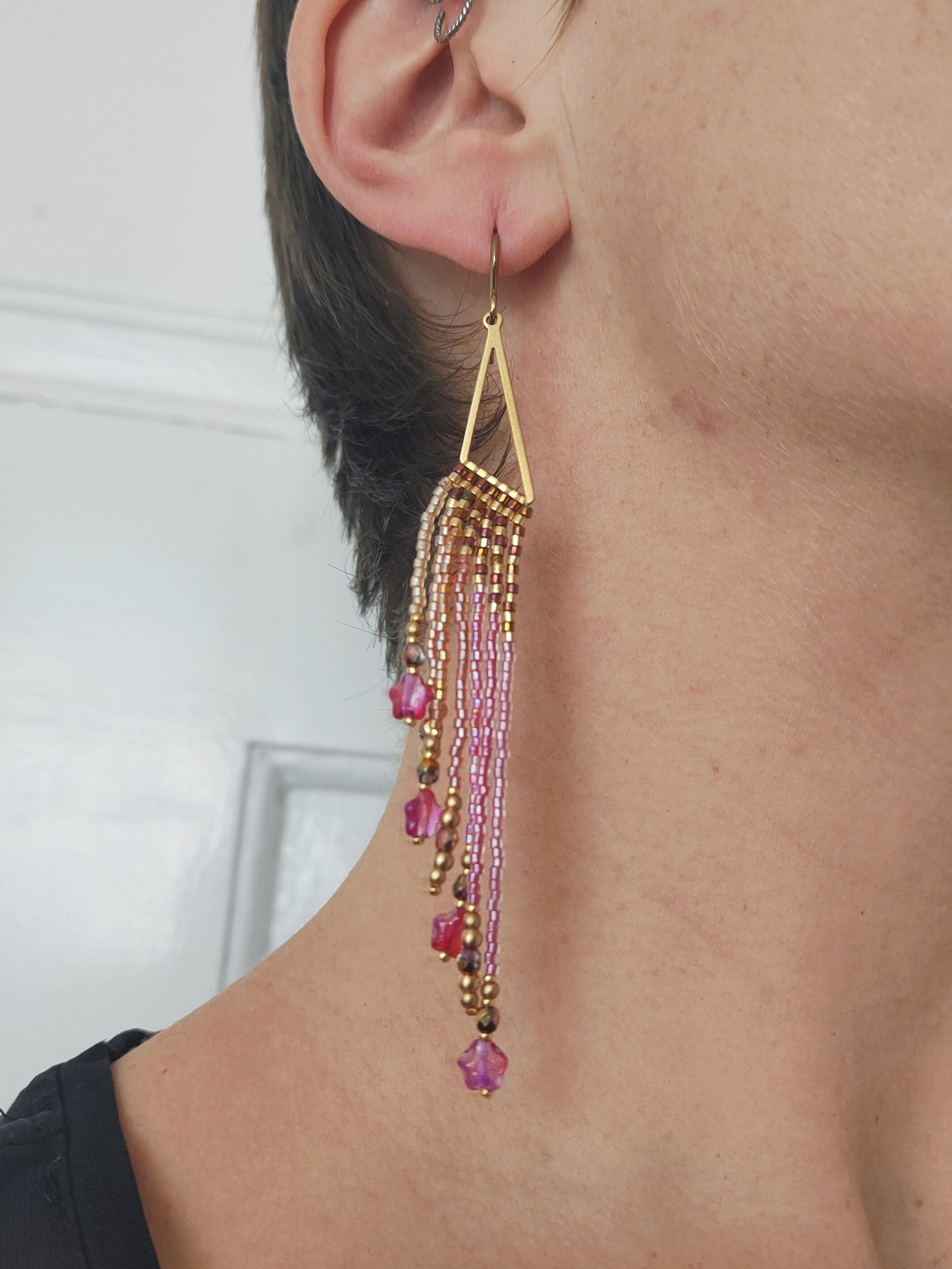 Fransen-Ohrringe "Zerah" mit gespiegelten Design - Pink & Sterne